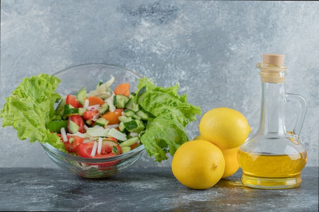 Хитрый обед. Салат овощной с маслом и лимоном. Фото высокого качества