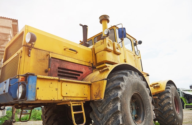 Foto gratuita bulldozer del caricatore della costruzione pesante all'area di costruzione.