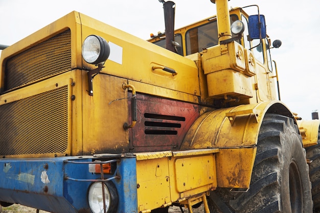 Foto gratuita bulldozer del caricatore della costruzione pesante all'area di costruzione.