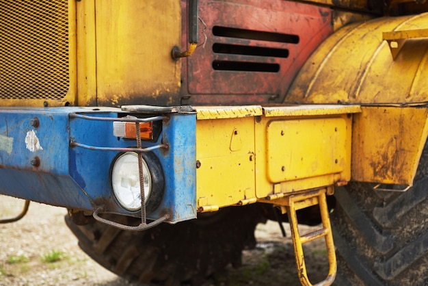 Foto gratuita bulldozer del caricatore della costruzione pesante all'area di costruzione.