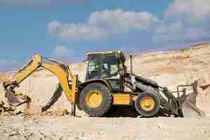 Free photo heavy excavator for digging on day light