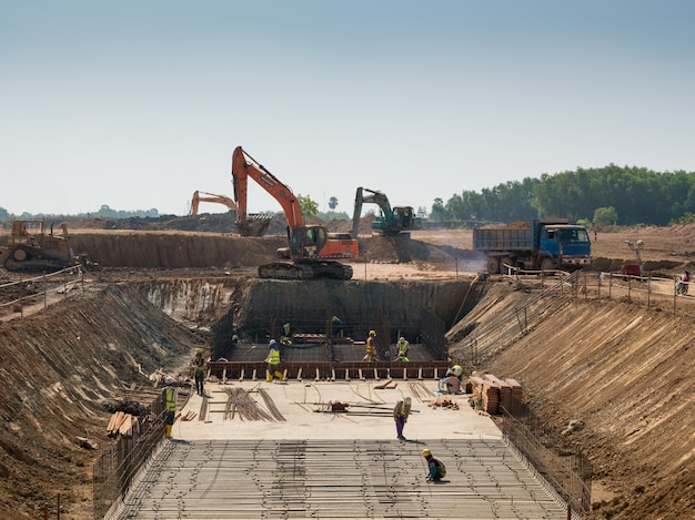 Heavy machines and construction workers working on a building