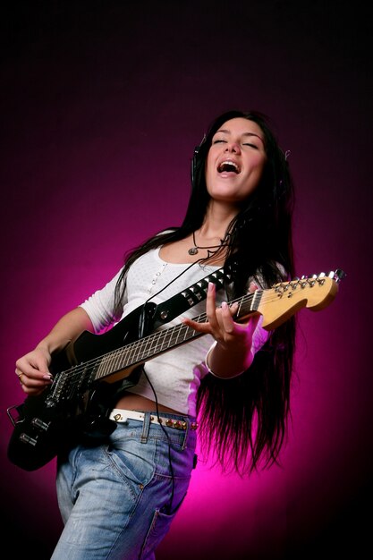 エレクトリックギターを演奏する重金属の女性