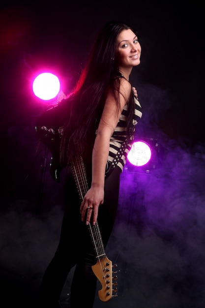 エレクトリックギターを演奏する重金属の女性