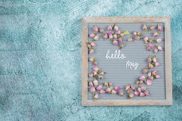주변에 꽃이 만발한 회색 배경에 Hello 5월 문구가 포함되어 있습니다.