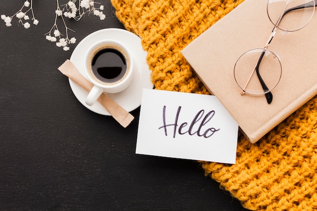 Ciao messaggio del mattino e tazza di caffè