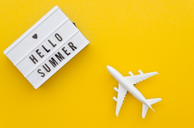 Бесплатное фото Привет летнее сообщение рядом с игрушкой самолета