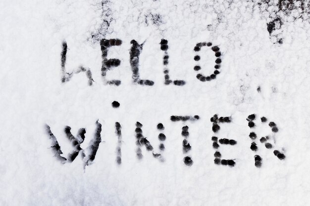 こんにちは、雪に書かれた冬のテキスト