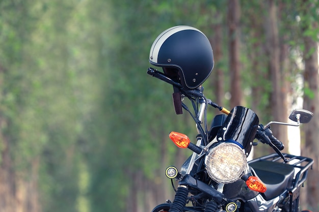 빈티지 오토바이와 헬멧