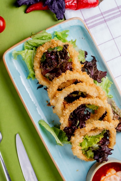 Бесплатное фото Травяной салат с жареными луковыми кольцами