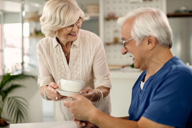 Foto gratuita ecco il tuo caffè caro