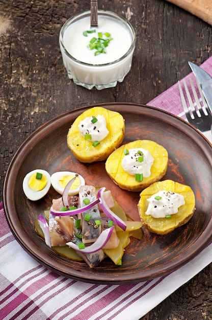 Free photo herring salad with onion and green apple