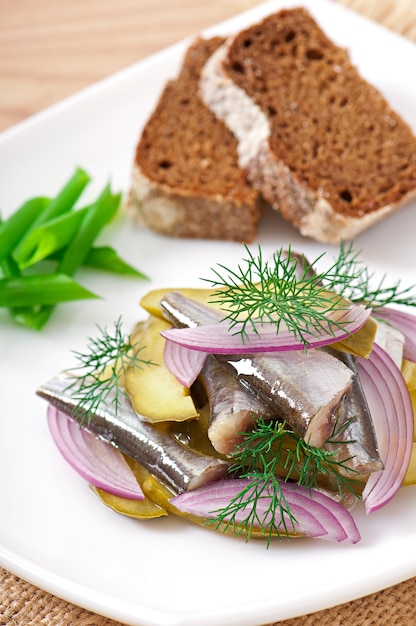 Free photo herring salad with pickled cucumbers and onions