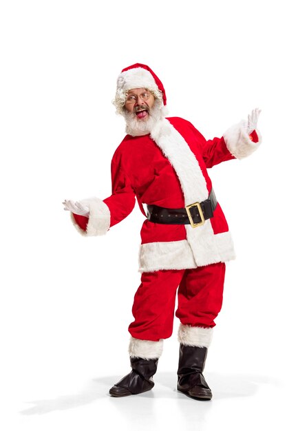 안녕, 안녕. 홀리 졸리 x 마스 축제 노엘. 모자, 의상, 블랙 벨트, 흰 장갑, 흰색 배경 위에 스튜디오에서 팔 손바닥 서있는 파도에 재미있는 행복 산타의 전체 길이