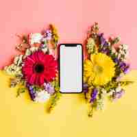 Free photo hi-tech smartphone and flowers