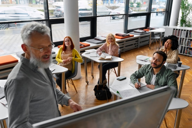 Foto gratuita adulti ad alto angolo che studiano insieme