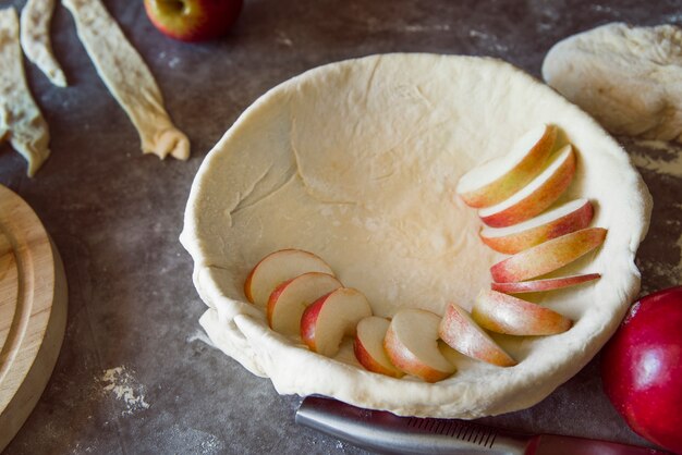 Процесс изготовления яблочного пирога под большим углом