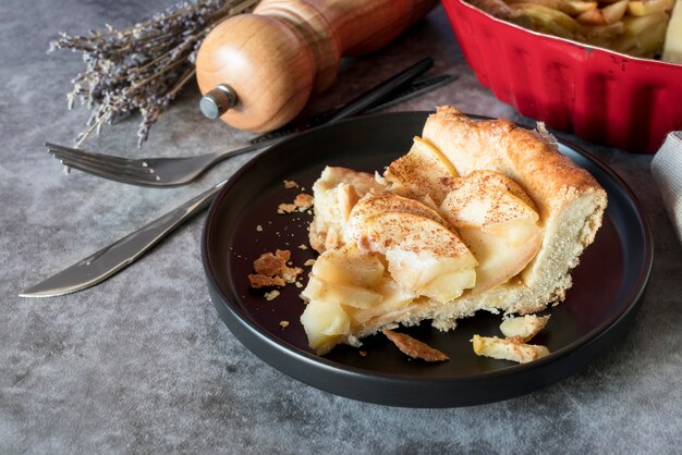 Ломтик яблочного пирога под высоким углом на тарелке