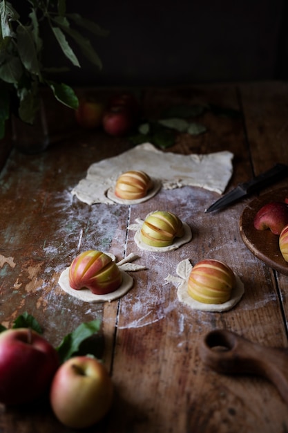 Free photo high angle apple slices on dough