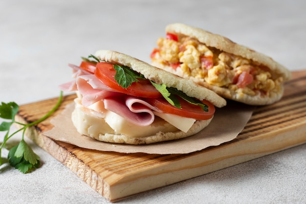 Foto gratuita arepas ad alto angolo con prosciutto