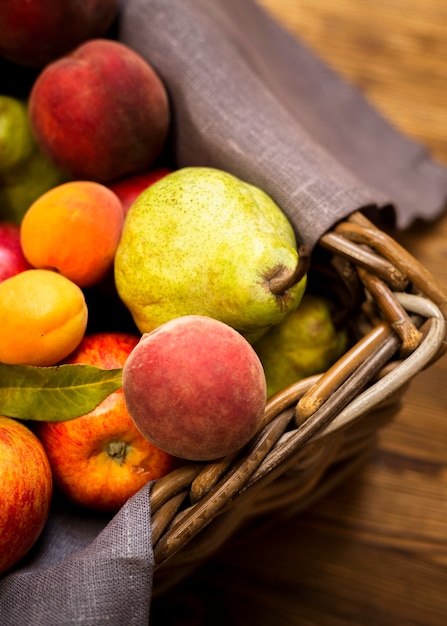 Foto gratuita disposizione ad alto angolo di deliziosa frutta fresca