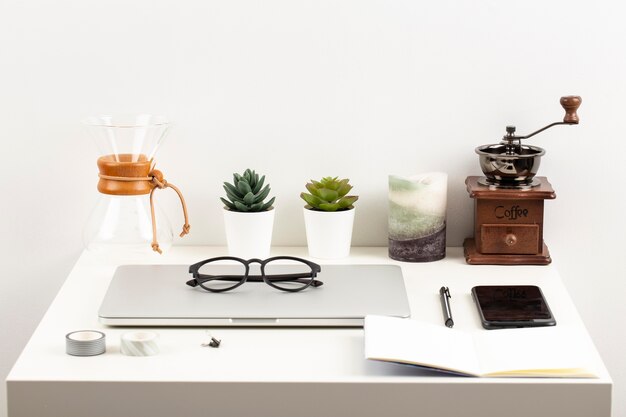 High angle arrangement of desk elements