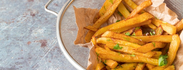 Free photo high angle arrangement of potato fries in bowl