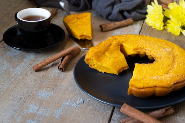 맛있는 파이와 커피 컵과 함께 높은 각도 배열