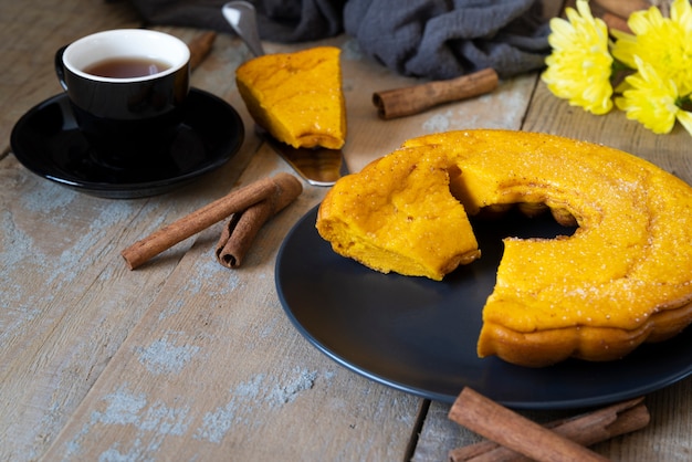 Foto gratuita disposizione dell'angolo alto con la torta e la tazza di caffè deliziose