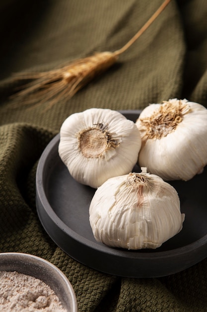 High angle arrangement with garlic