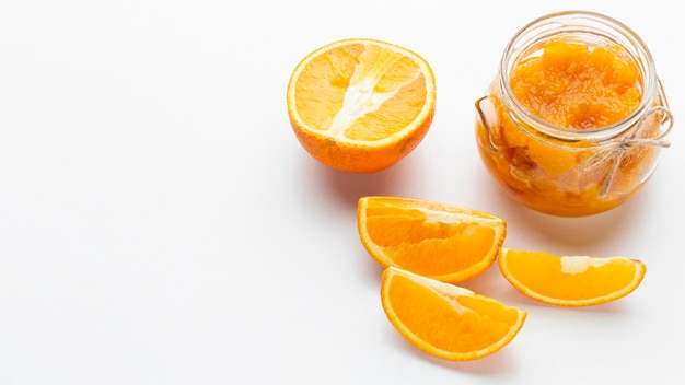 Бесплатное фото Высокий угол расположения с апельсиновыми дольками