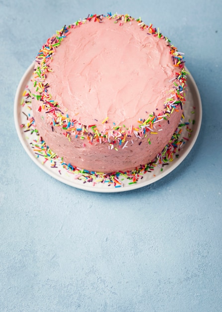 ピンクのケーキとコピースペースの高角度配置