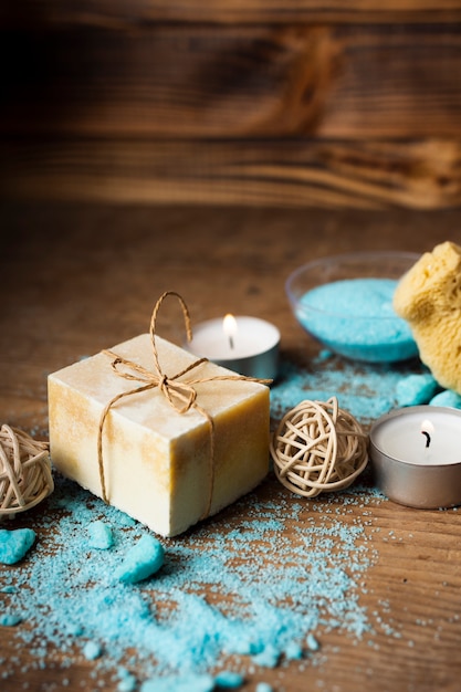 High angle arrangement with solid soap and bath salts