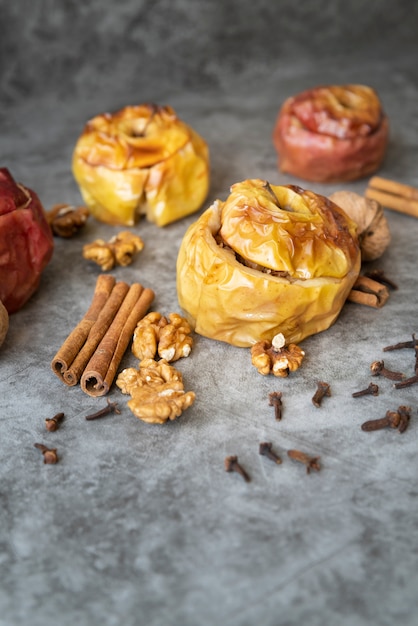 Free photo high angle arrangement with tasty apples and cinnamon sticks