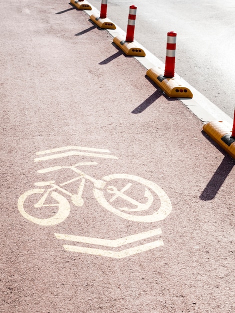 Foto gratuita alto angolo di frecce sulla pista ciclabile