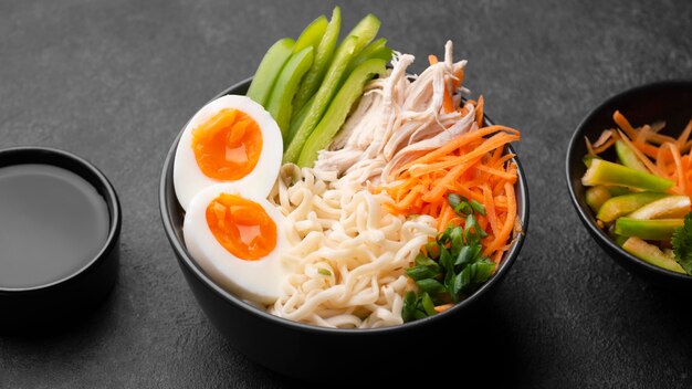 卵とアジア料理の高角度