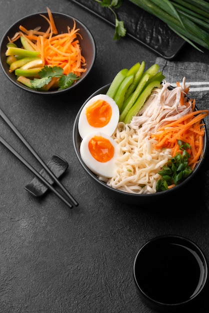 Foto gratuita alto angolo di tagliatelle asiatiche con uova e verdure