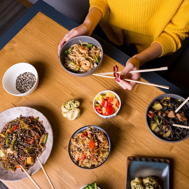 Foto gratuita alto angolo di assortimento di cibo asiatico sul tavolo