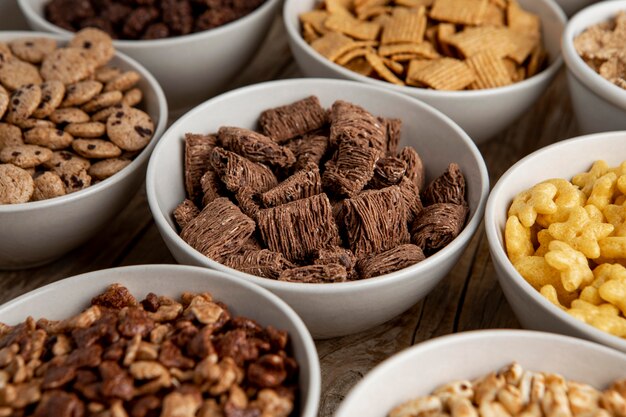 Foto gratuita alto angolo di assortimento di cereali per la colazione