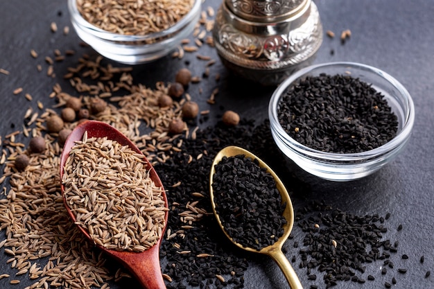 Free photo high angle of assortment of spices with grinder