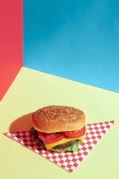 Foto gratuita assortimento di alto angolo con delizioso hamburger sul tavolo verde