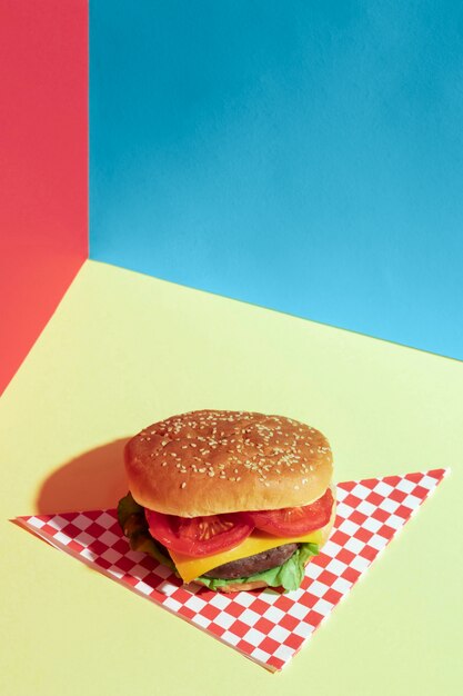 Широкий угол ассортимента с вкусным гамбургером на зеленом столе