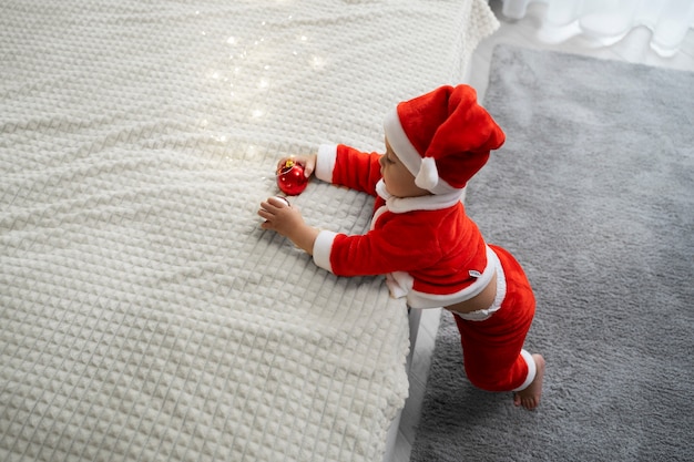 Foto gratuita bambino ad alto angolo che indossa l'abito da babbo natale