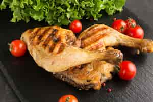 Foto gratuita pollo e pomodori al forno ad alto angolo