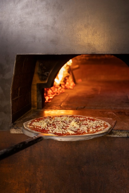 Foto gratuita pizza deliziosa da forno ad alto angolo