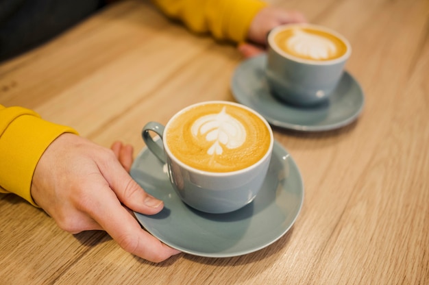 2杯のコーヒーとバリスタの高角度