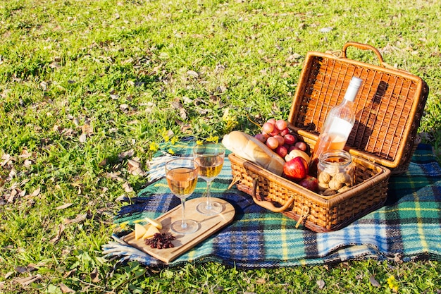 Корзина под большим углом, полная вкусностей на пикник