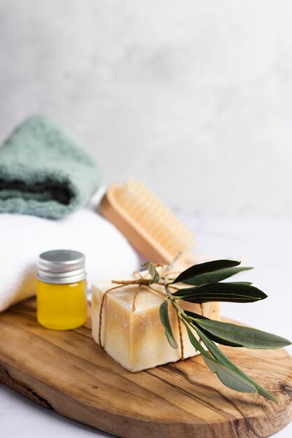 high angle bath arrangement with soap and oil
