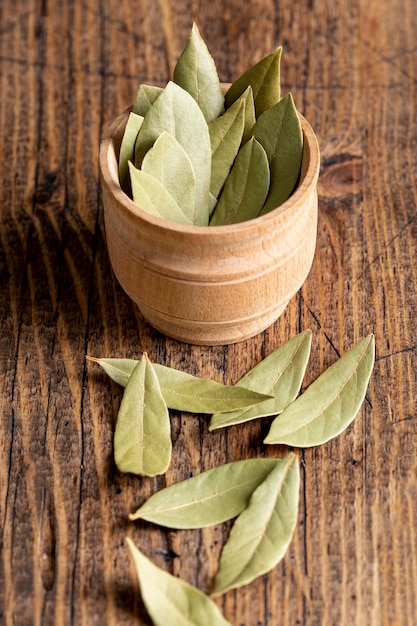 Free photo high angle of bay leaves in bowl