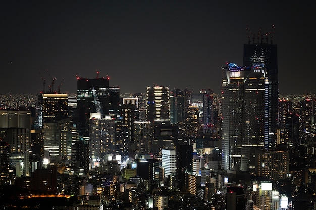 Foto gratuita splendidi edifici ad alto angolo di notte